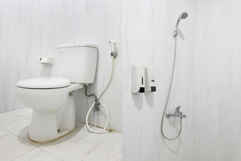 Reddoorz Plus Near Kemang Raya Джакарта Номер фото