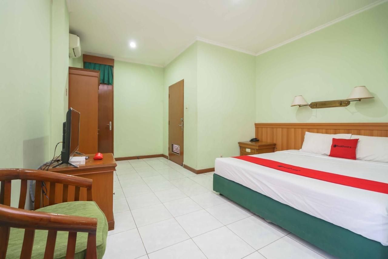 Reddoorz Plus Near Kemang Raya Джакарта Экстерьер фото