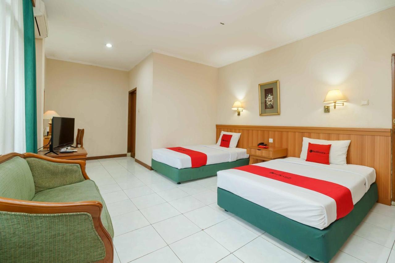 Reddoorz Plus Near Kemang Raya Джакарта Экстерьер фото