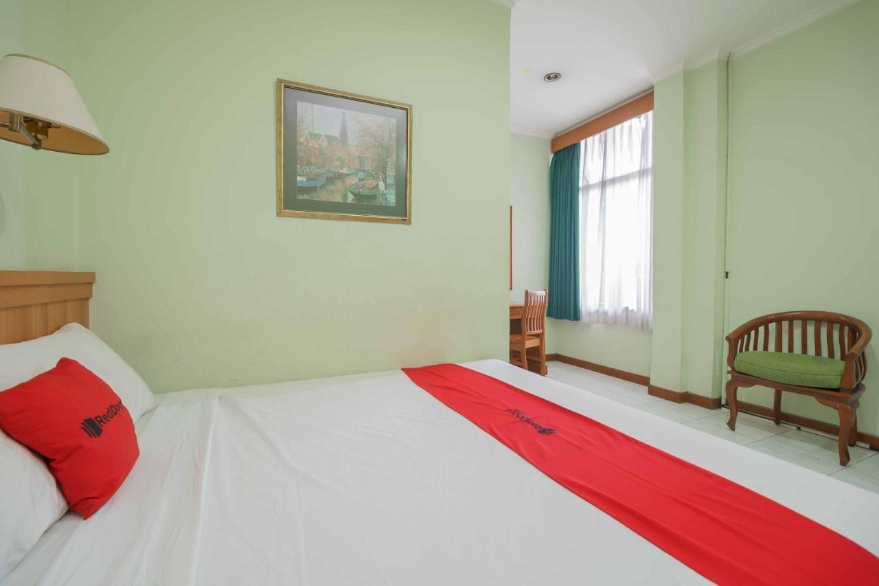 Reddoorz Plus Near Kemang Raya Джакарта Экстерьер фото