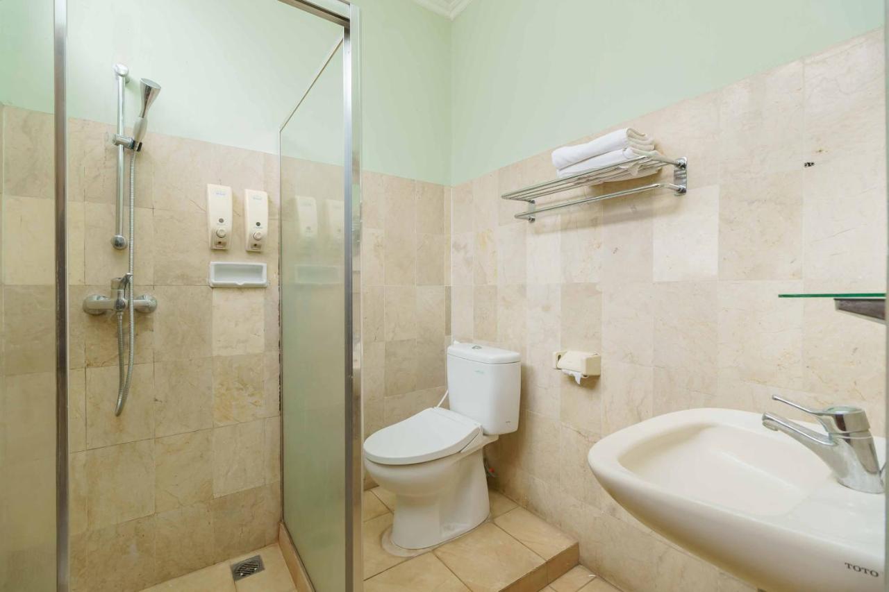 Reddoorz Plus Near Kemang Raya Джакарта Экстерьер фото