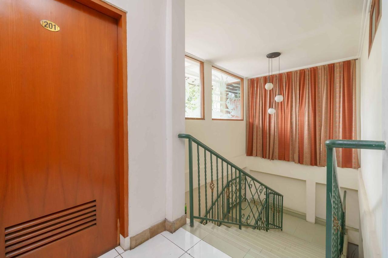Reddoorz Plus Near Kemang Raya Джакарта Экстерьер фото