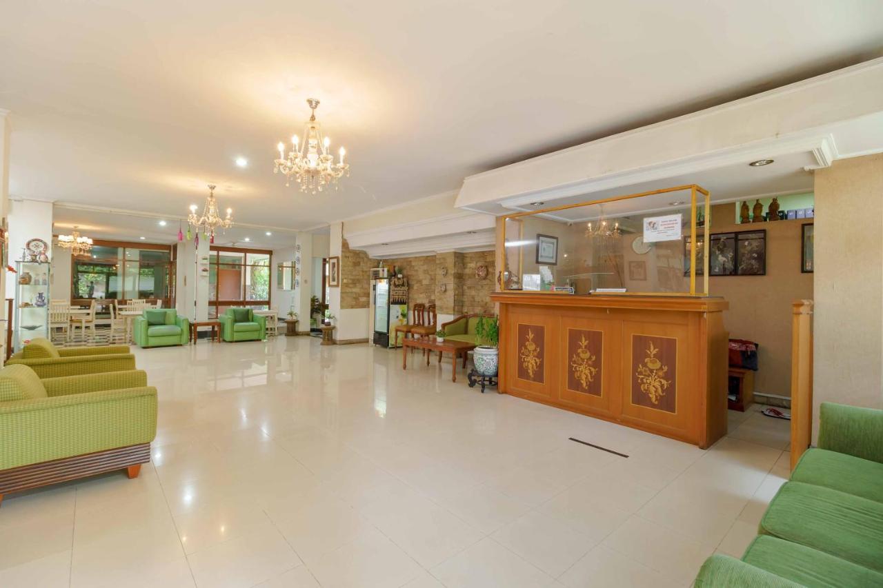 Reddoorz Plus Near Kemang Raya Джакарта Экстерьер фото
