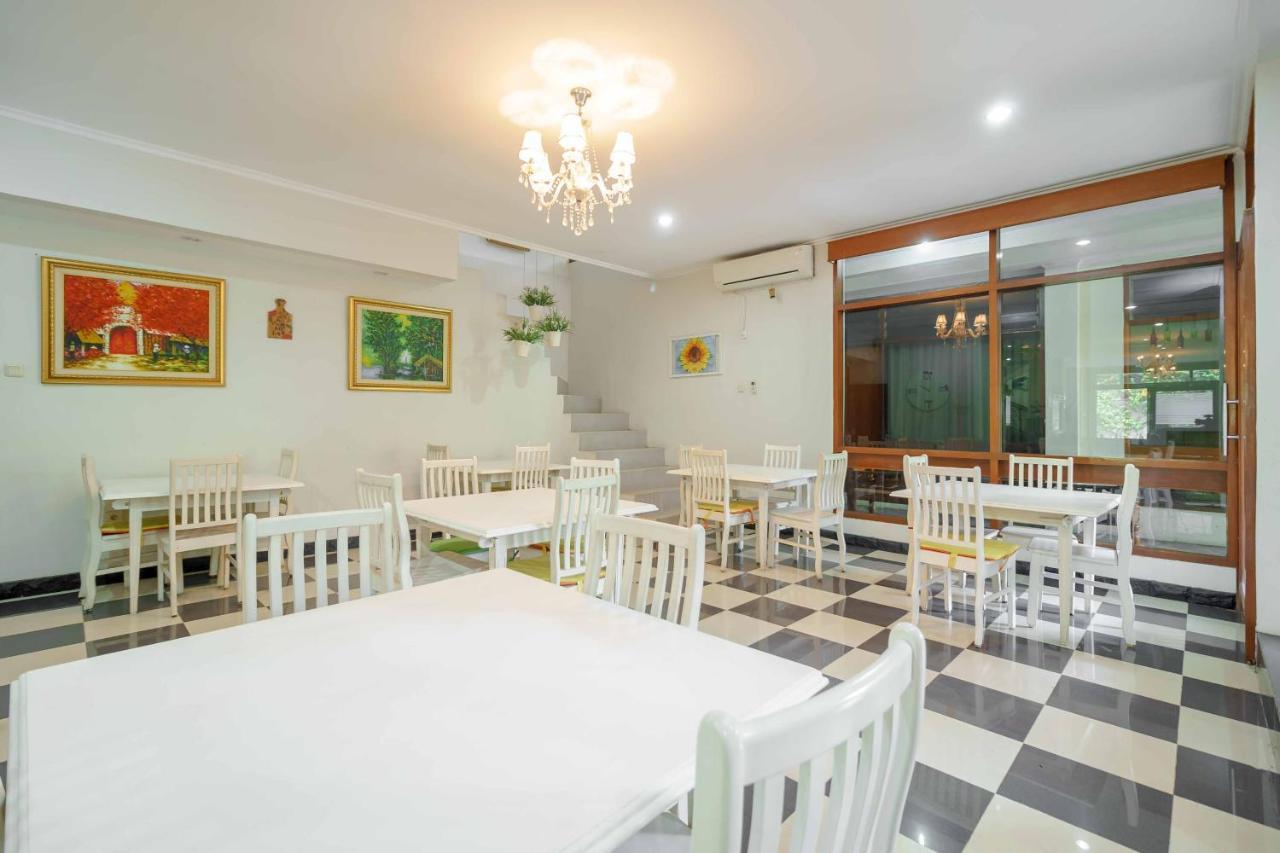 Reddoorz Plus Near Kemang Raya Джакарта Экстерьер фото