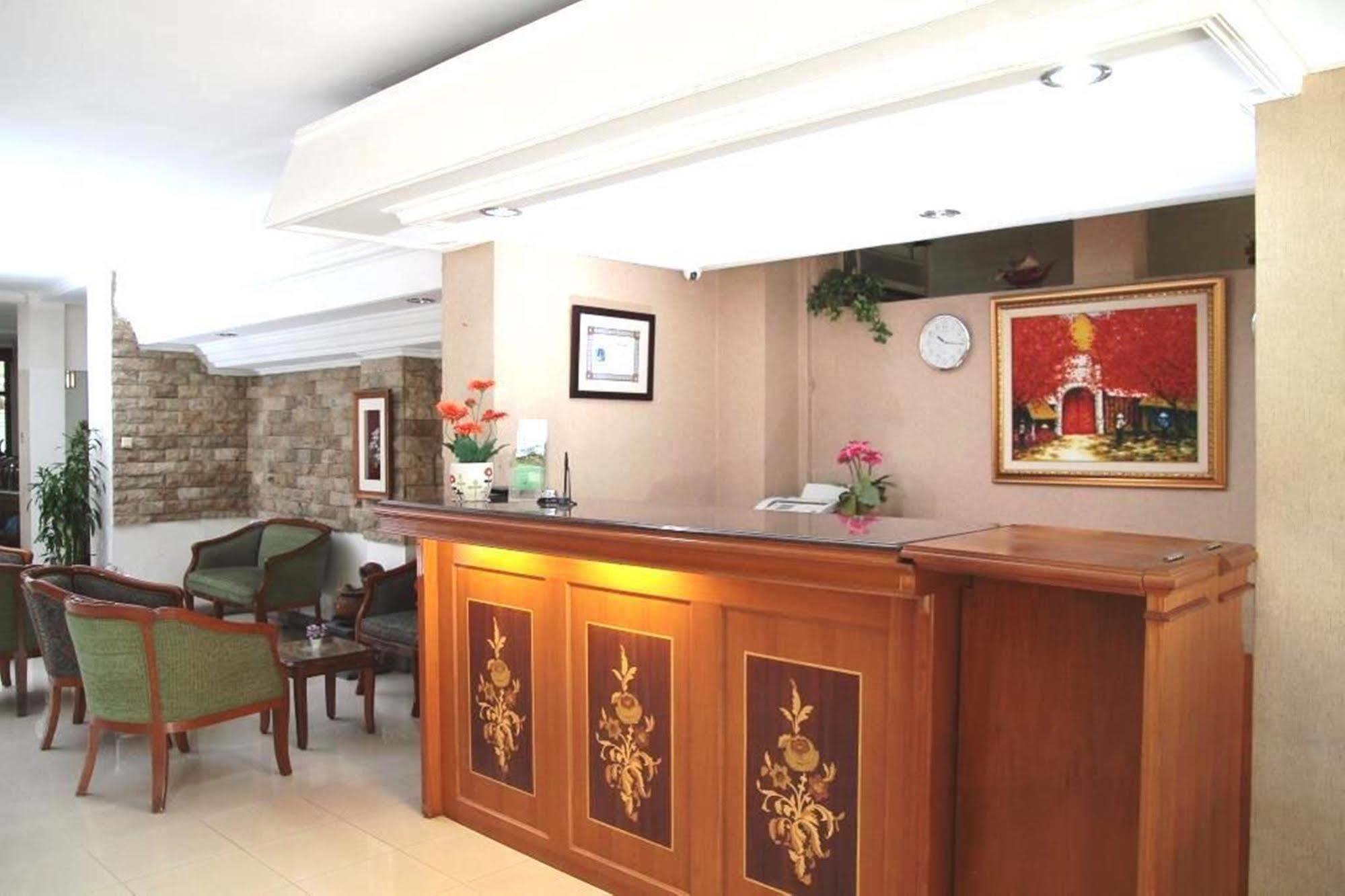 Reddoorz Plus Near Kemang Raya Джакарта Экстерьер фото